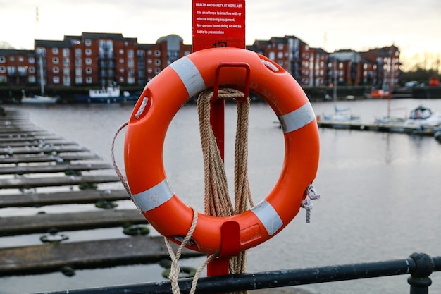 Selektiver Fokusschuss eines Rettungsringes in einem Segelboot