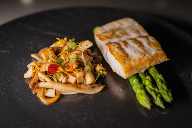 Selektiver Fokusschuss von Putenfleisch mit Spargel und leckerer Sauce