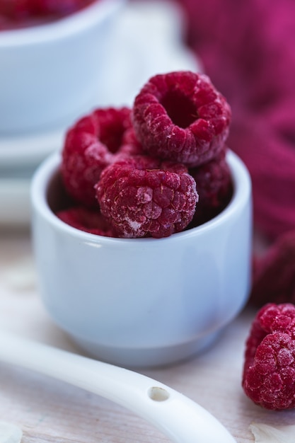 Selektiver Nahaufnahmefoto der Nahaufnahme eines kleinen Teils der lecker aussehenden Himbeeren