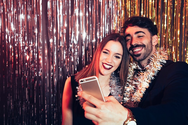 Kostenloses Foto selfie auf silvesterparty nehmen