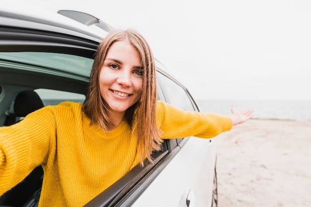 Selfie der smileyfrau im Auto