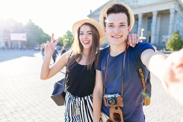 Selfie von touristischen Paaren auf Ferien in der Stadt