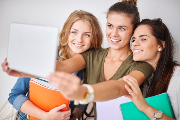 Selfie-Zeit mit Freunden auf dem Campus