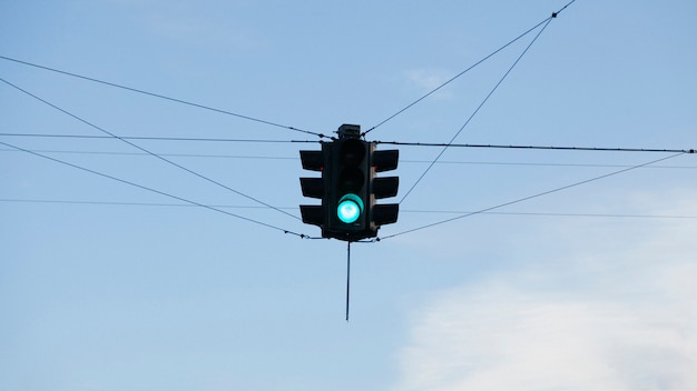 Semaphore, die über Straßenkreuzung hängen