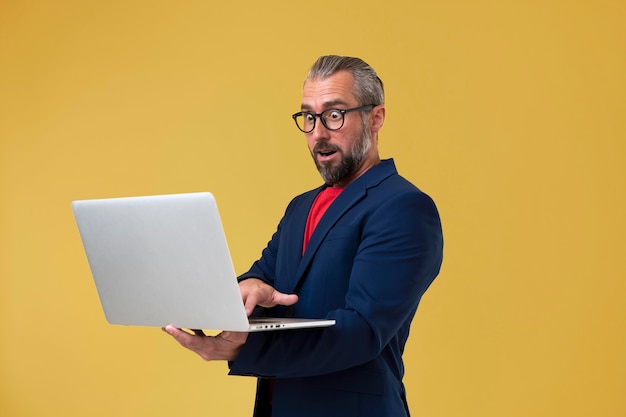 Senior Geschäftsmann hält einen Laptop a