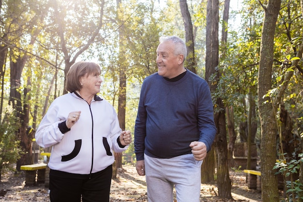 Senior Paar reden und lachen zusammen im Park