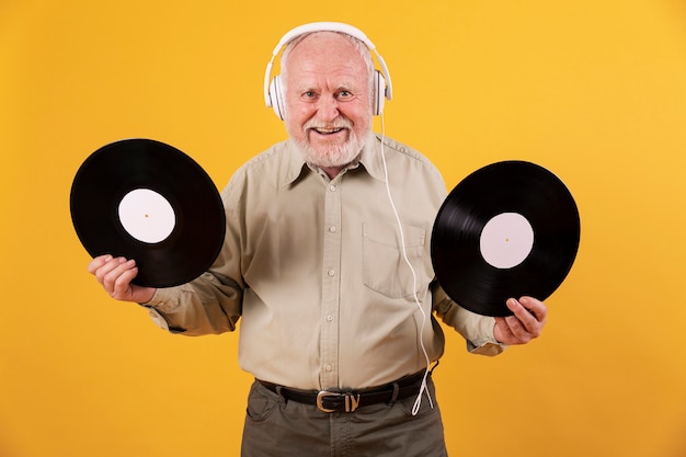 Kostenloses Foto senior zu hause glücklich mit musikaufzeichnungen