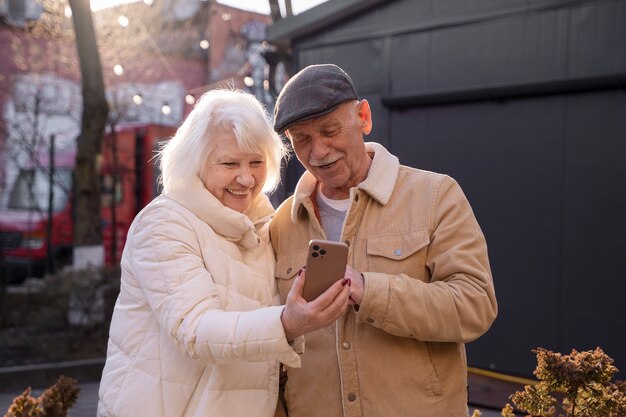 Senioren der Vorderansicht mit Smartphone