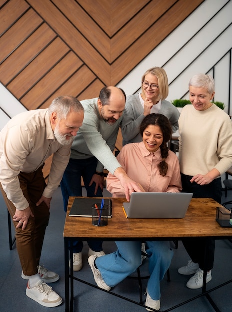 Kostenloses Foto senioren in der schule während des unterrichts mit laptop-computer