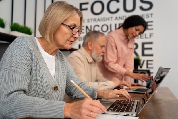 Kostenloses Foto senioren in der schule während des unterrichts mit laptop-computer