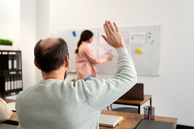 Senioren in der Schule während des Unterrichts