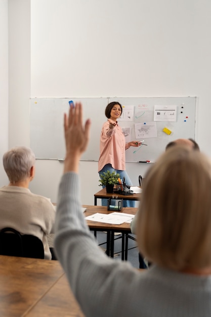 Senioren in der Schule während des Unterrichts