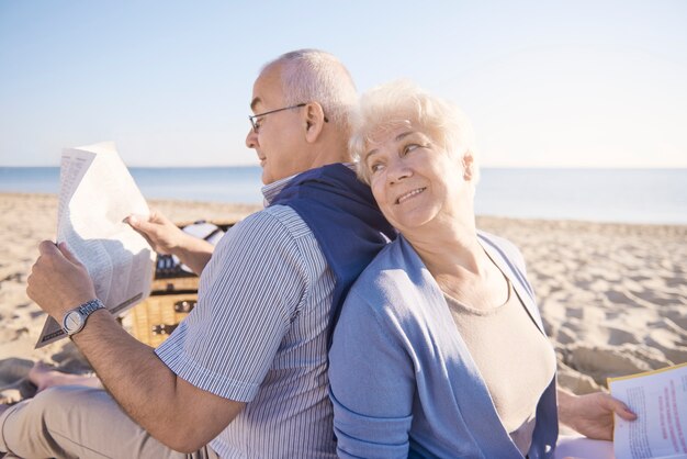 Senioren lesen am Strand