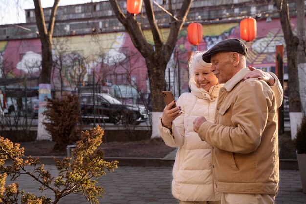 Senioren mit mittlerem Schuss und Smartphone