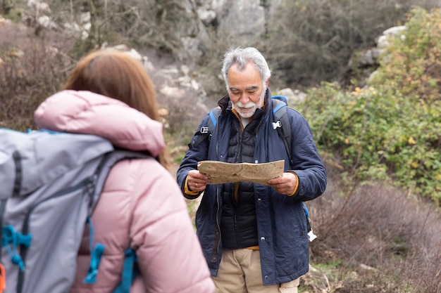 Senioren mit mittlerer Aufnahme, die zusammen wandern