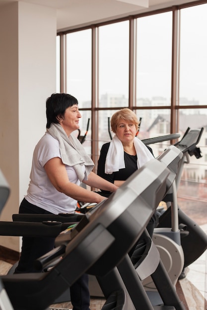 Seniorenpaar der Seitenansicht im Fitnessstudio