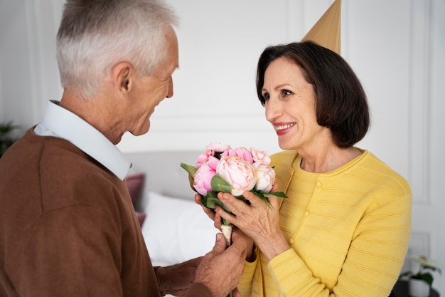 Seniorenpaar mit Blumen hautnah