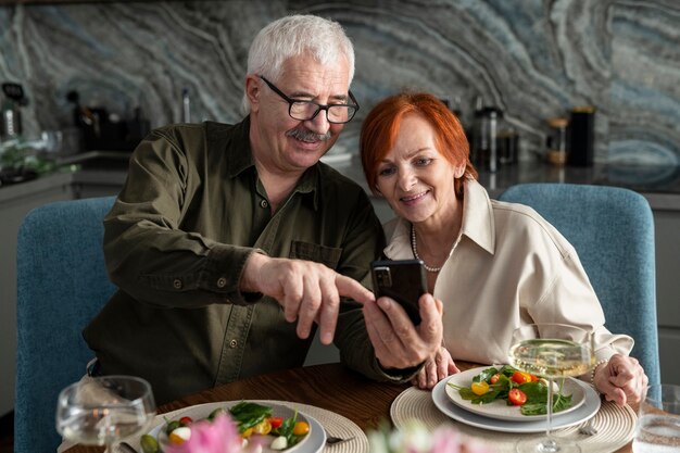 Seniorenpaar mit mittlerem Schuss, das ein Selfie macht