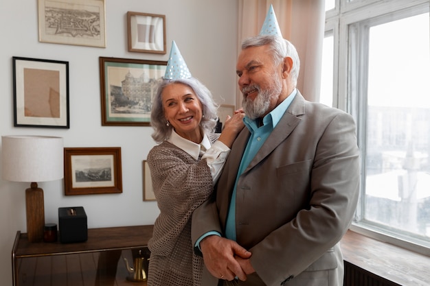 Kostenloses Foto seniorenpaar mit mittlerer aufnahme, das geburtstag feiert