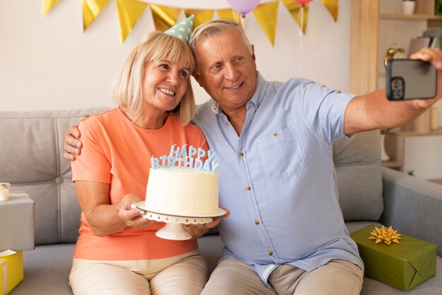 Seniorenpaar mit mittlerer Aufnahme, das Geburtstag feiert