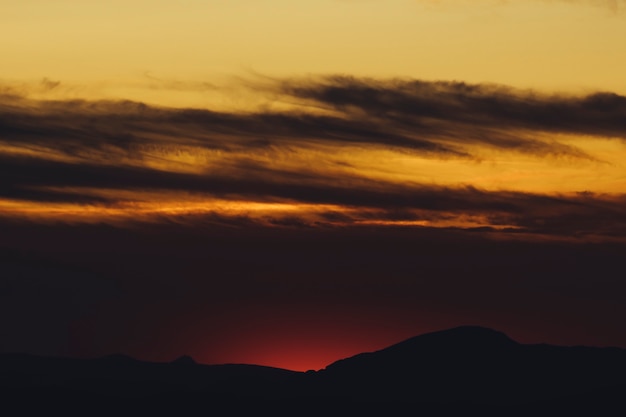 Sepia bewölkter Himmel bei Sonnenuntergang
