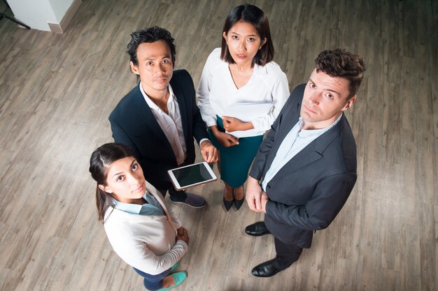 Serious Business Team stehend in Office Hall