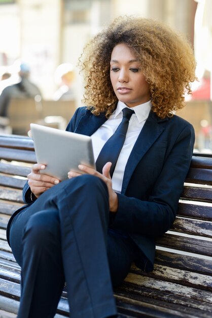 Serious Exekutive ein Dokument auf dem Tablet-Überprüfung