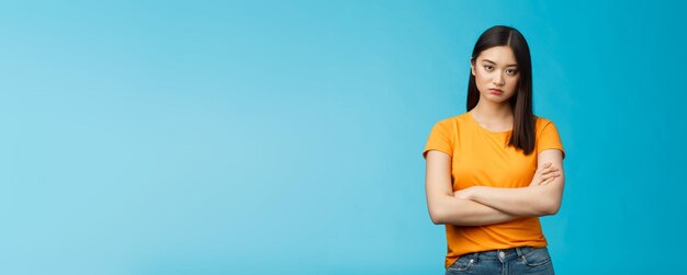 Seriouslooking gleichgültig und verärgert intensive asiatische Frau Brünette Cross Arms Brust schauen strenge Ignoranz