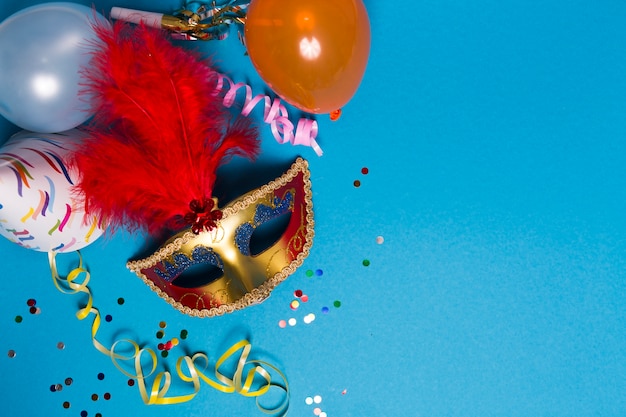 Kostenloses Foto serpentine streamer und ballons in der nähe von maske