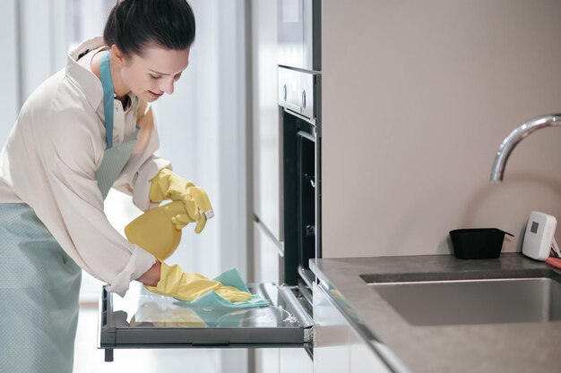 Servicepersonal, das die Küchengeräte reinigt