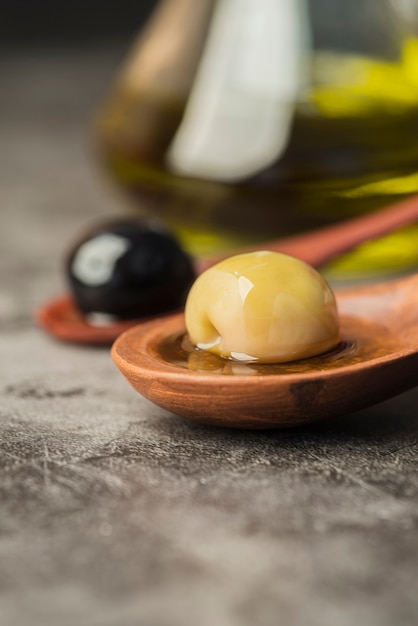 Servierfertige Oliven mit Nahaufnahme