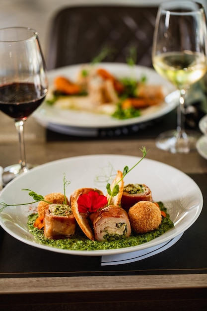 Serviert Essen am Esstisch während der Mittagszeit in einem Restaurant