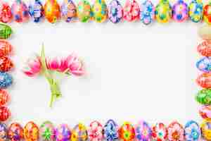 Kostenloses Foto set farbige eier auf rändern und blumen