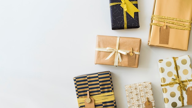 Set Geschenkboxen in Packungen mit Tags