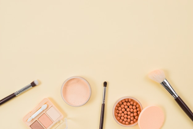 Set Make-up und kosmetische Produkte auf hellem Hintergrund