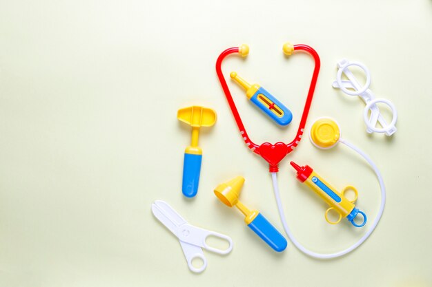 Set medizinische Spielzeugausrüstung.