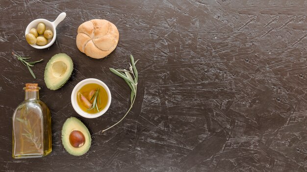 Set mit Öl Avocado und Brot