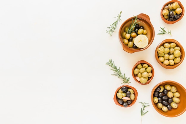 Kostenloses Foto set tiefe teller mit oliven