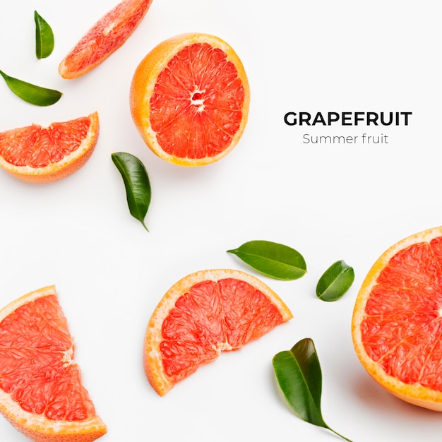 Set von ganzen und geschnittenen frischen Grapefruits und Scheiben isoliert auf weißer Oberfläche