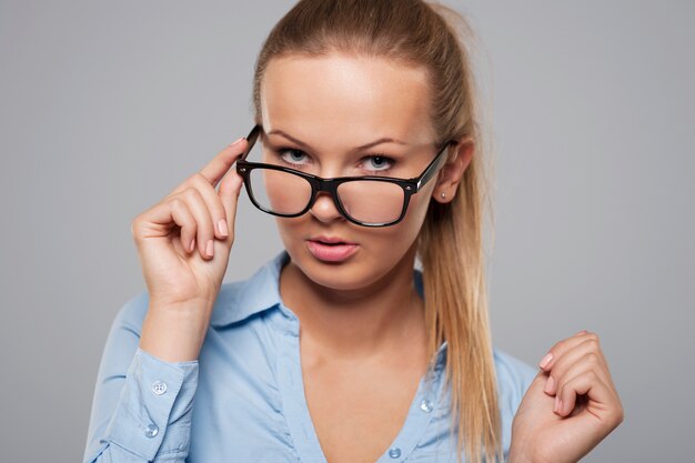 Sexy blonde Geschäftsfrau mit Brille