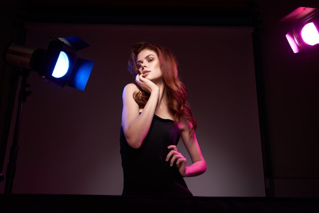 Sexy frau attraktives aussehen modell fotografie studio rampenlicht nahaufnahme