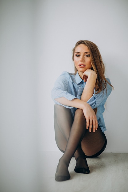 Sexy Frau Modell in schwarzen Strumpfhosen zu Hause
