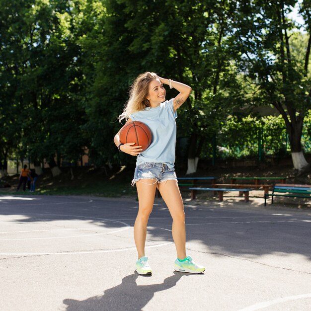 Sexy Mädchen auf dem Basketballplatz