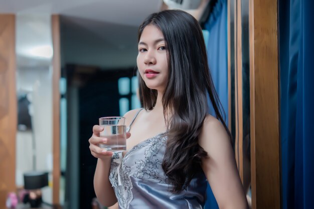 Sexy Mädchen im Hotel, glückliches schönes Trinkwasser der jungen Frau