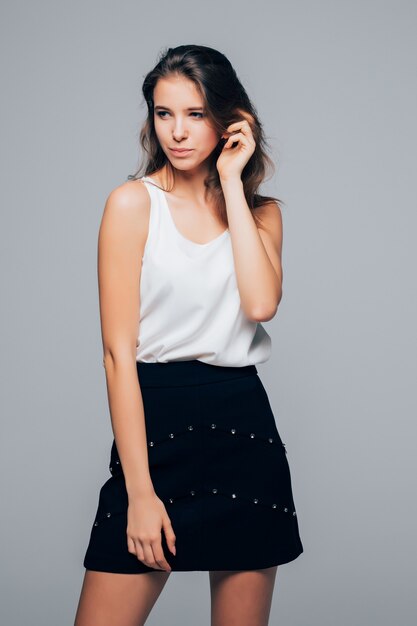 Sexy Mädchen in Mode modernes Kleid posiert im Studio isoliert auf weißem Hintergrund