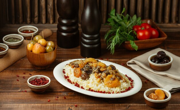 Shah Plov, Reis mit saisonalen und trockenen Früchten garnieren