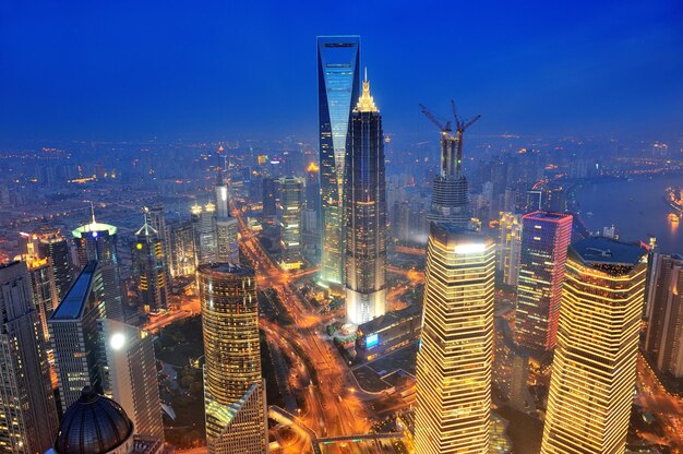 Shanghai-Antenne in der Abenddämmerung