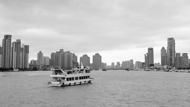 Shanghai-Architektur über dem Fluss an bewölkten Tagen in Schwarz und Weiß