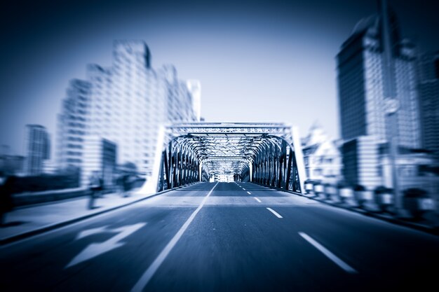 Shanghai China, Wolkenkratzer und alte Eisenbrücke.