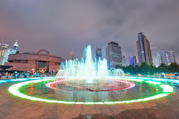 Shanghai People's Square mit Springbrunnen und urbaner Skyline bei Nacht